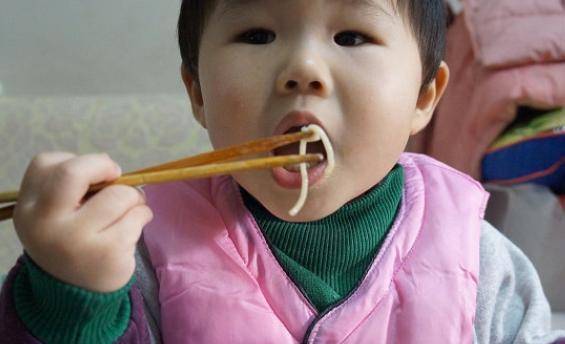 “英亚官方网站”
1碗鸡蛋面 测出家庭的3种品级 第一级 毁了孩子怙恃却不自知(图5)