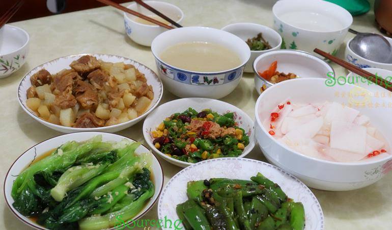 英亚官方网站-
开学了 晚餐四菜一汤一道小吃 50分钟做好 荤素搭配孩子爱吃！